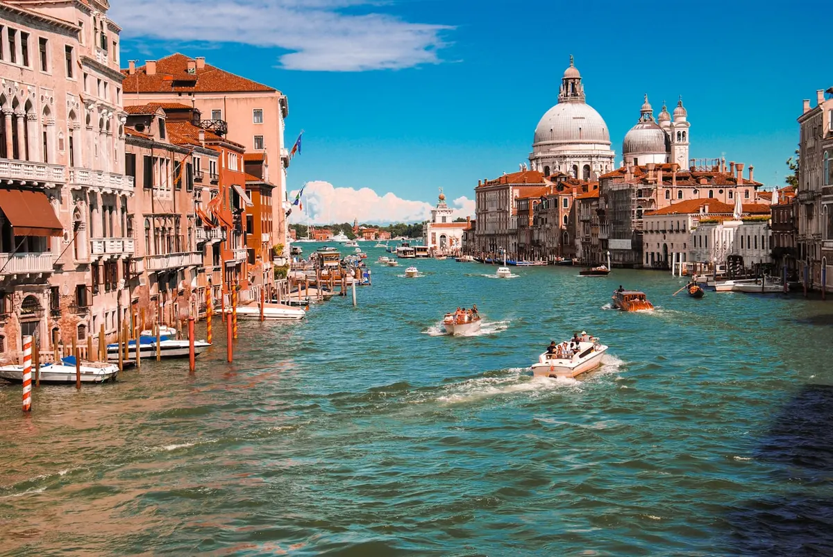Canal histórico en Venecia