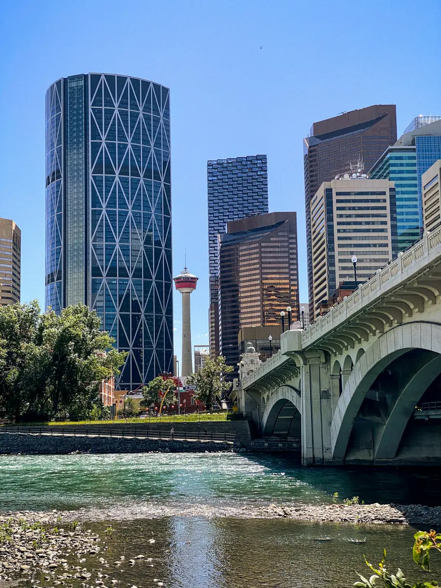 Puente sobre el río en Calgary