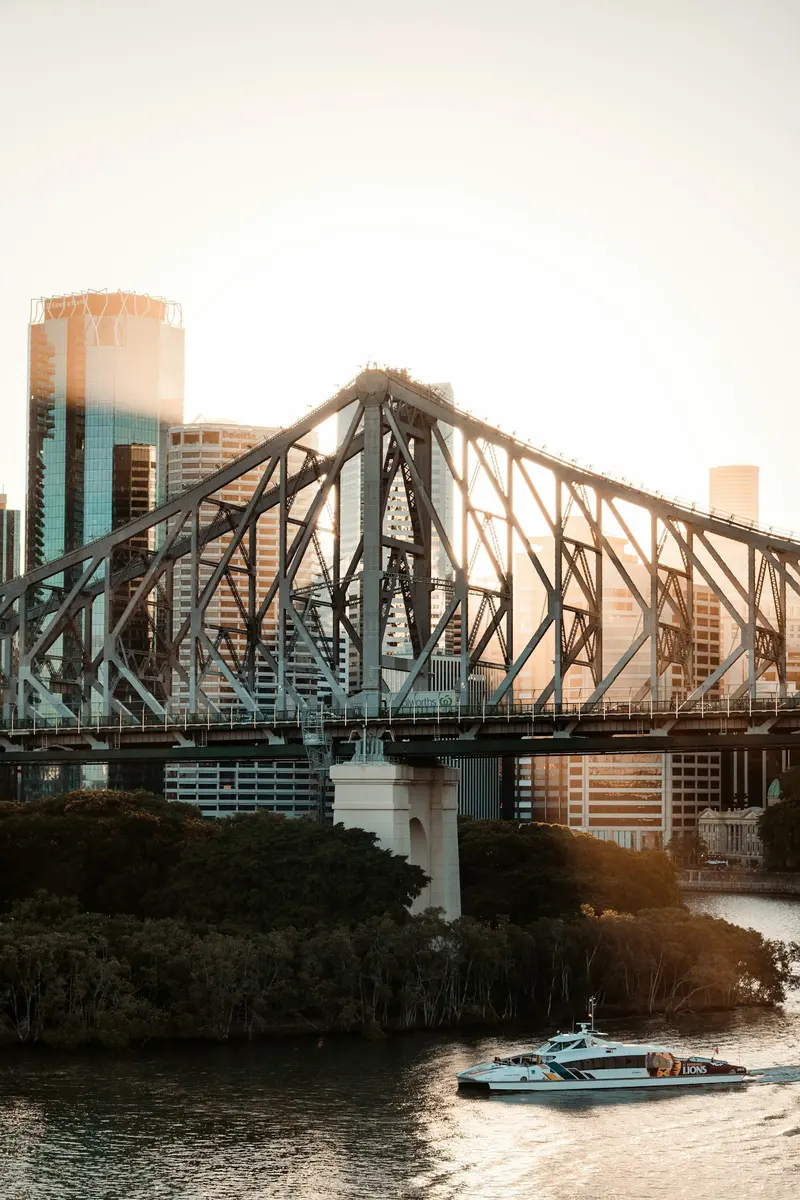 Puente sobre el río en Brisbane