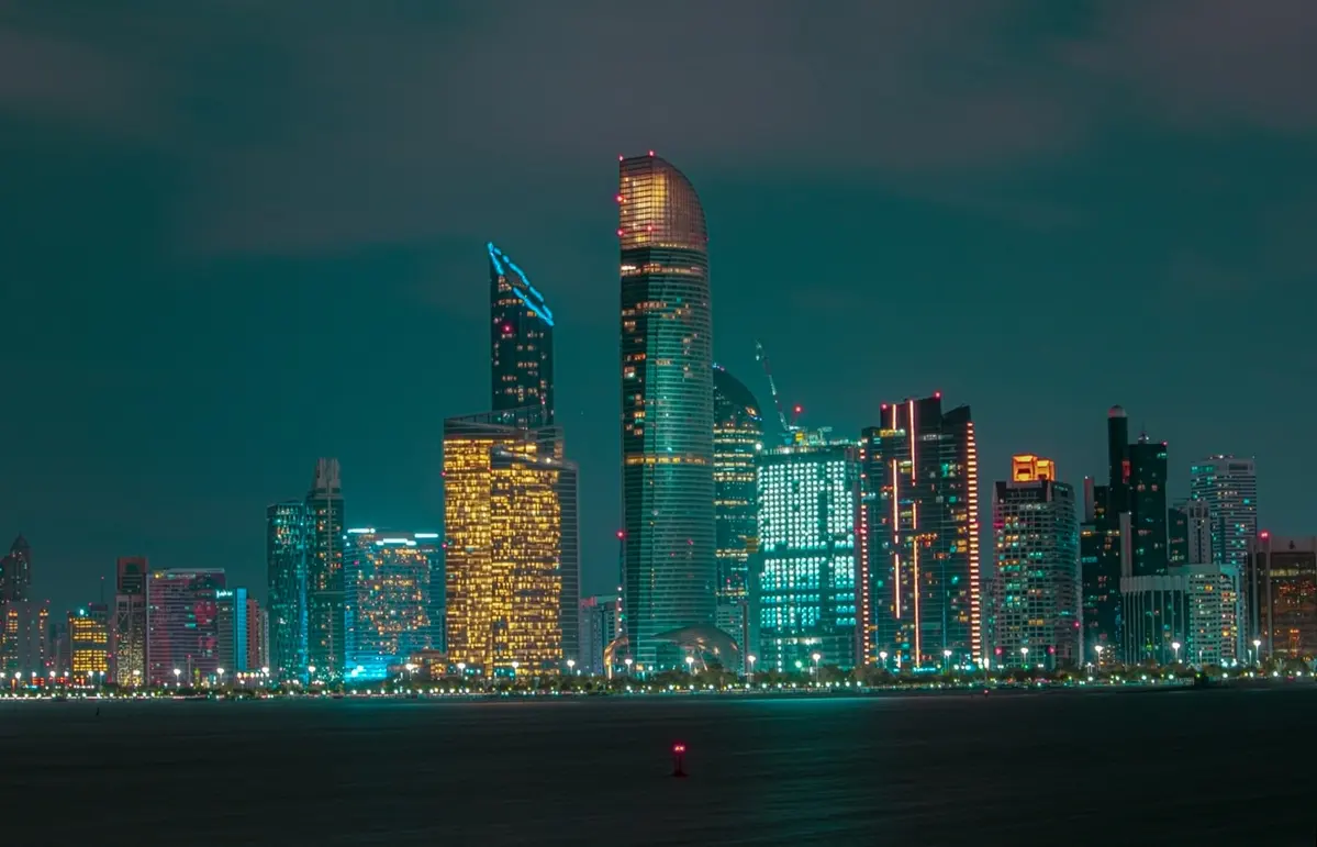 Skyline nocturno de Abu Dhabi