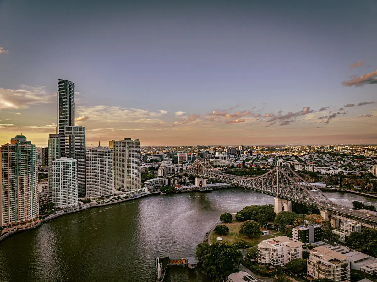 Puente sobre el río en Brisbane