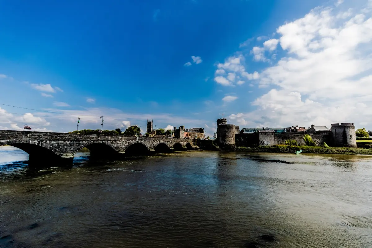 Puente sobre el río en Limerick