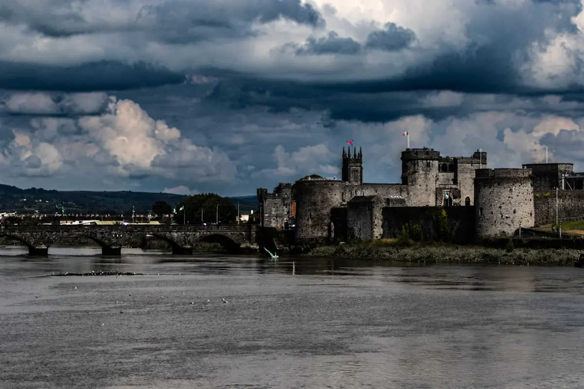 Río y centro urbano de Limerick